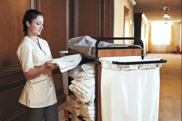 nhân viên buồng phòng khách sạn