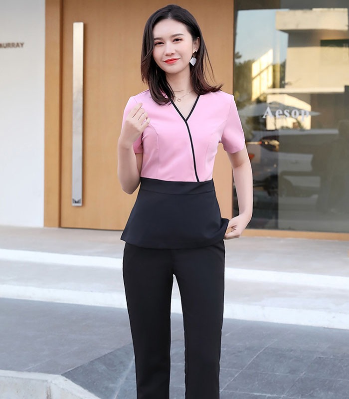 Áo đồng phục spa màu hồng kết hợp với quần đen dài