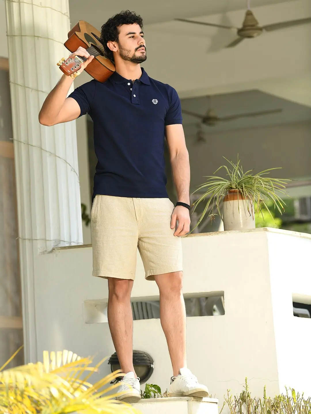 Phối áo thun polo với quần short