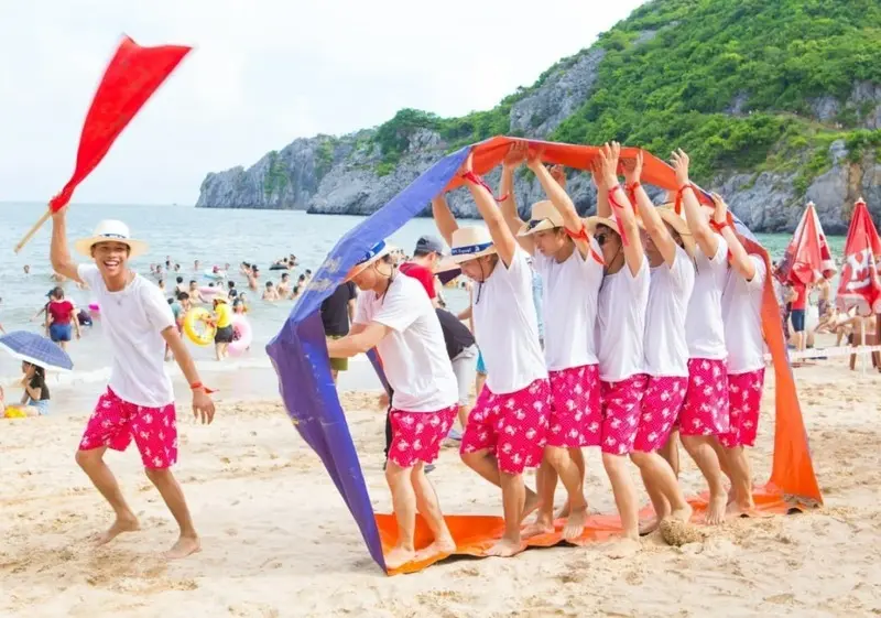 Áo đồng phục giúp nhân viên dễ dàng hòa nhập, tương tác với nhau hơn Áo thun teambuilding tạo sự đoàn kết