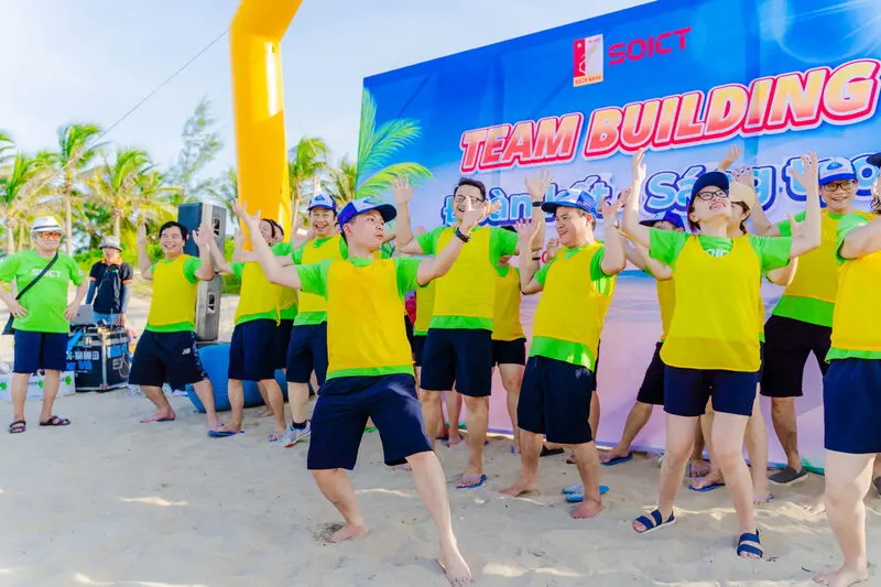 Màu sắc tươi sáng, hình ảnh bắt mắt giúp kích thích tinh thần hào hứng Áo thun teambuilding giúp không khí thoải mái hơn