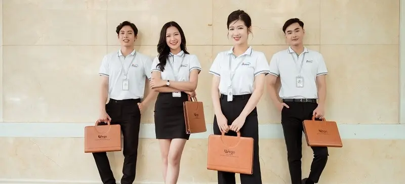 Phối chân váy đồng phục với áo polo