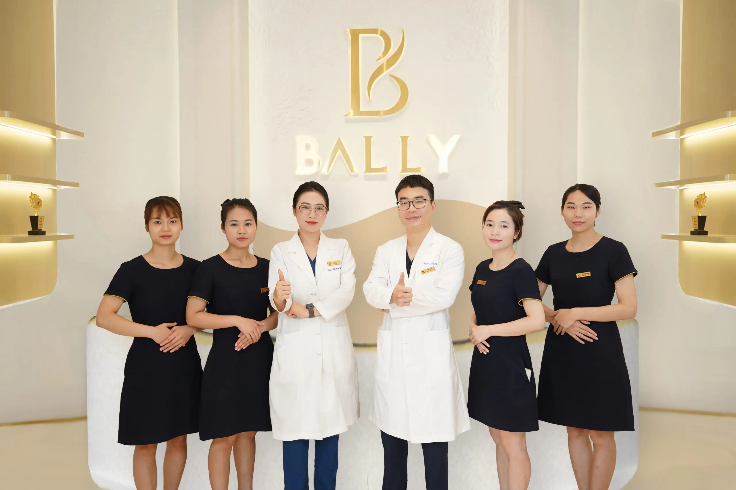 Diện mạo thu hút khách hàng hơn nhờ những chiếc đầm trung tính Đầm đồng phục ngành thẩm mỹ