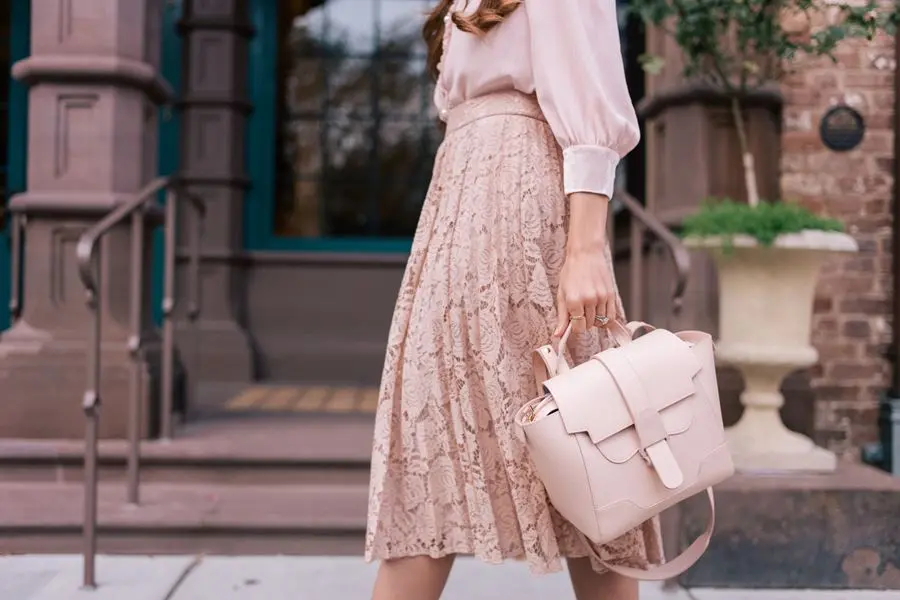 Tuân thủ nguyên tắc tương phản khi phối đầm với túi xách Phối đầm đồng phục với túi xách