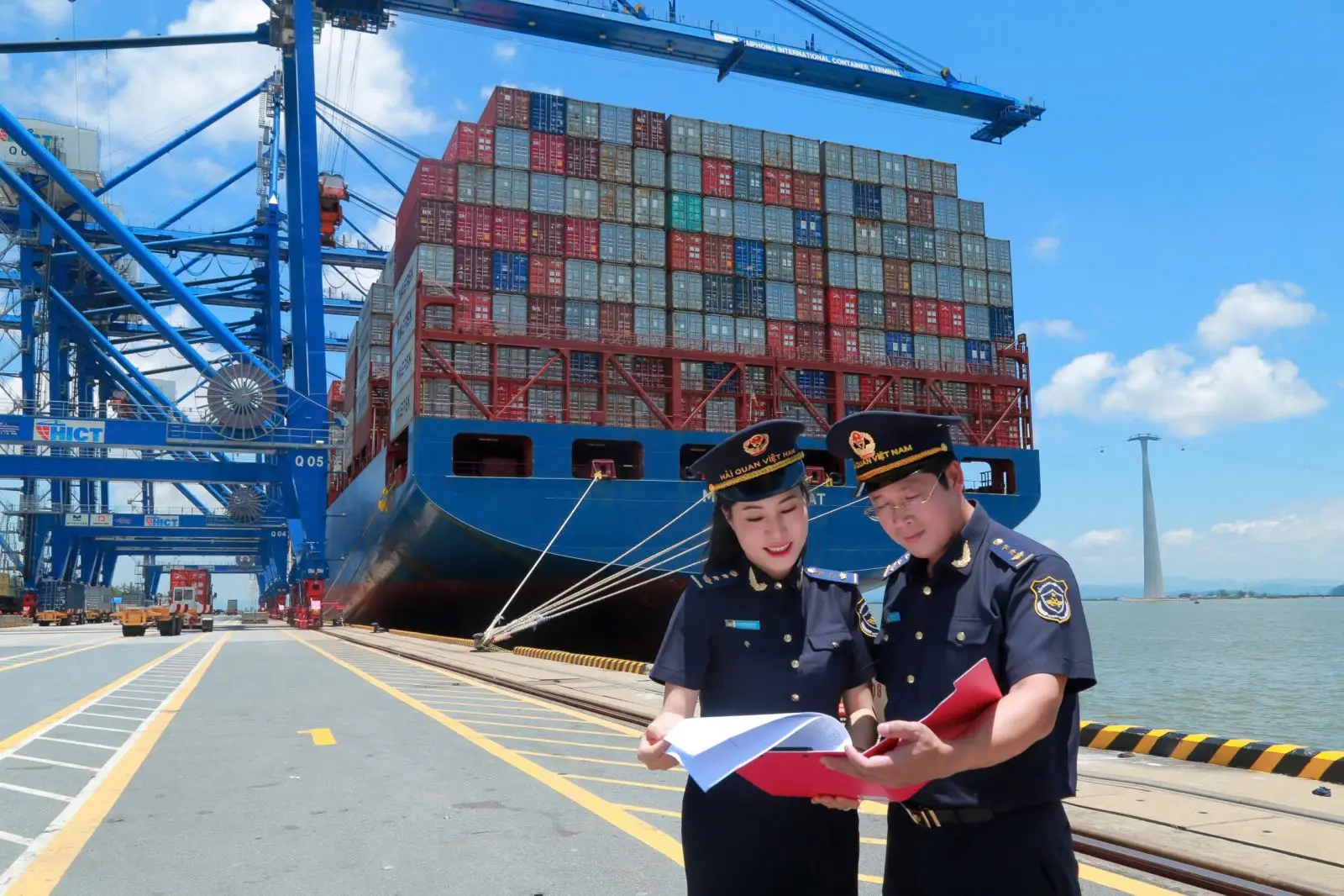 Đội mũ đúng quy cách đề cập trong bộ quy định Đội mũ đúng quy cách đề cập trong bộ quy định