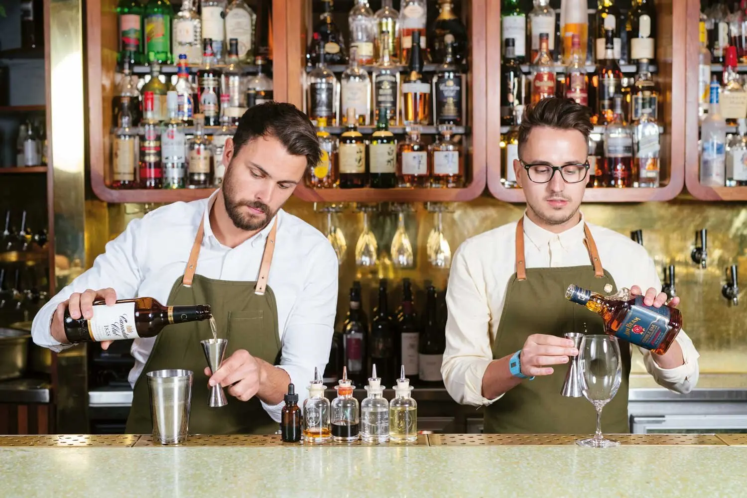 Đồng phục bartender giúp nâng cao tinh thần đồng đội