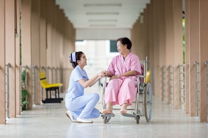 Chọn gam màu hồng cho trang phục để tạo sự tích cực Đồng phục bệnh nhân màu hồng