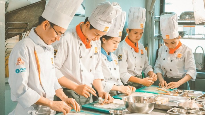 Mẫu đồng phục áo bếp mang thiết kế đơn giản nhưng tinh tế, sang trọng Mẫu đồng phục áo bếp