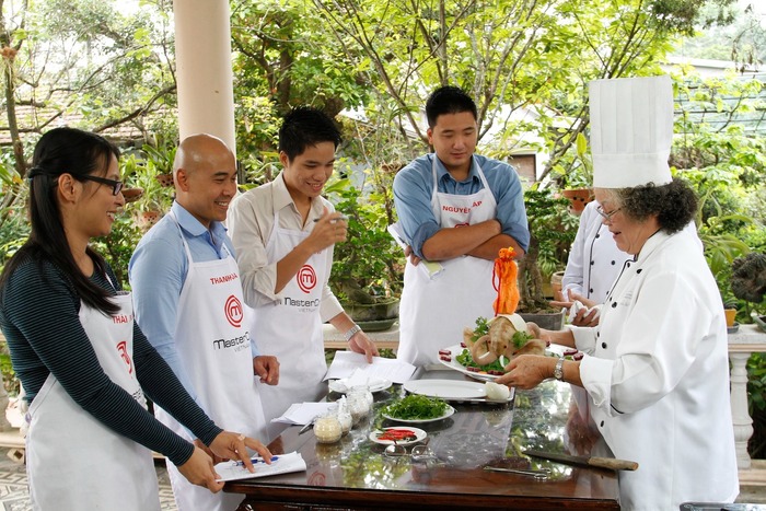 Mẫu đồng phục bếp trưởng được thiết kế đơn giản nhưng ấn tượng Mẫu đồng phục bếp trưởng