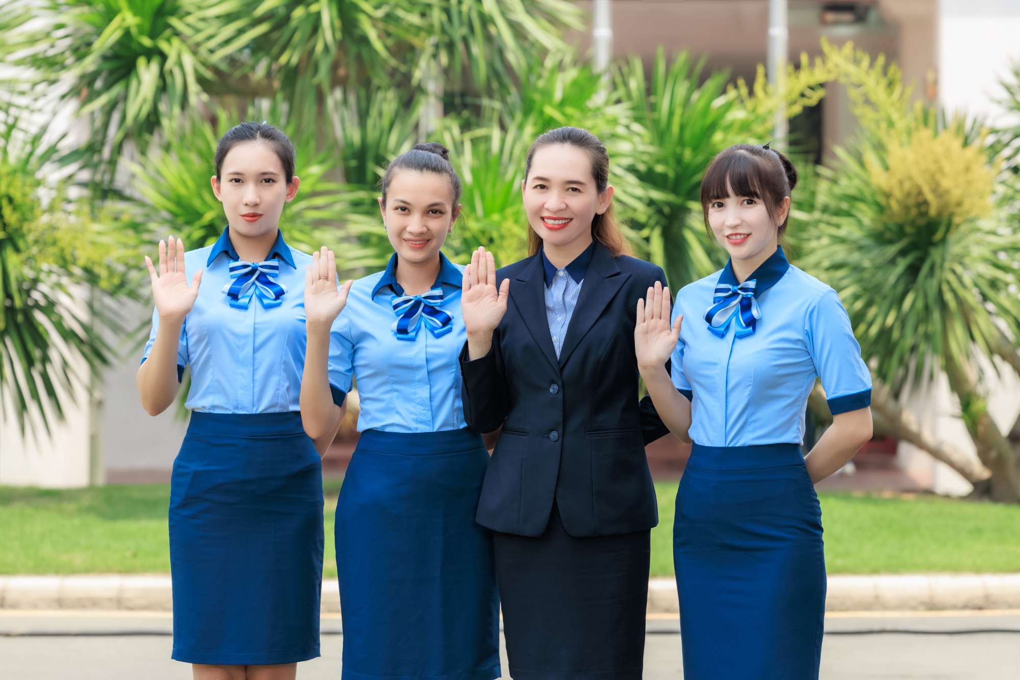 Tìm hiểu ý nghĩa mà đồng phục lễ tân mang lại Ý nghĩa đồng phục lễ tân