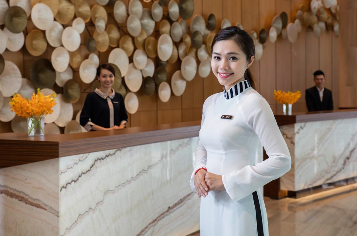 Áo dài toát lên sự dịu dàng, đằm thắm cho phụ nữ Việt đồng phục lễ tân khách sạn 5 sao