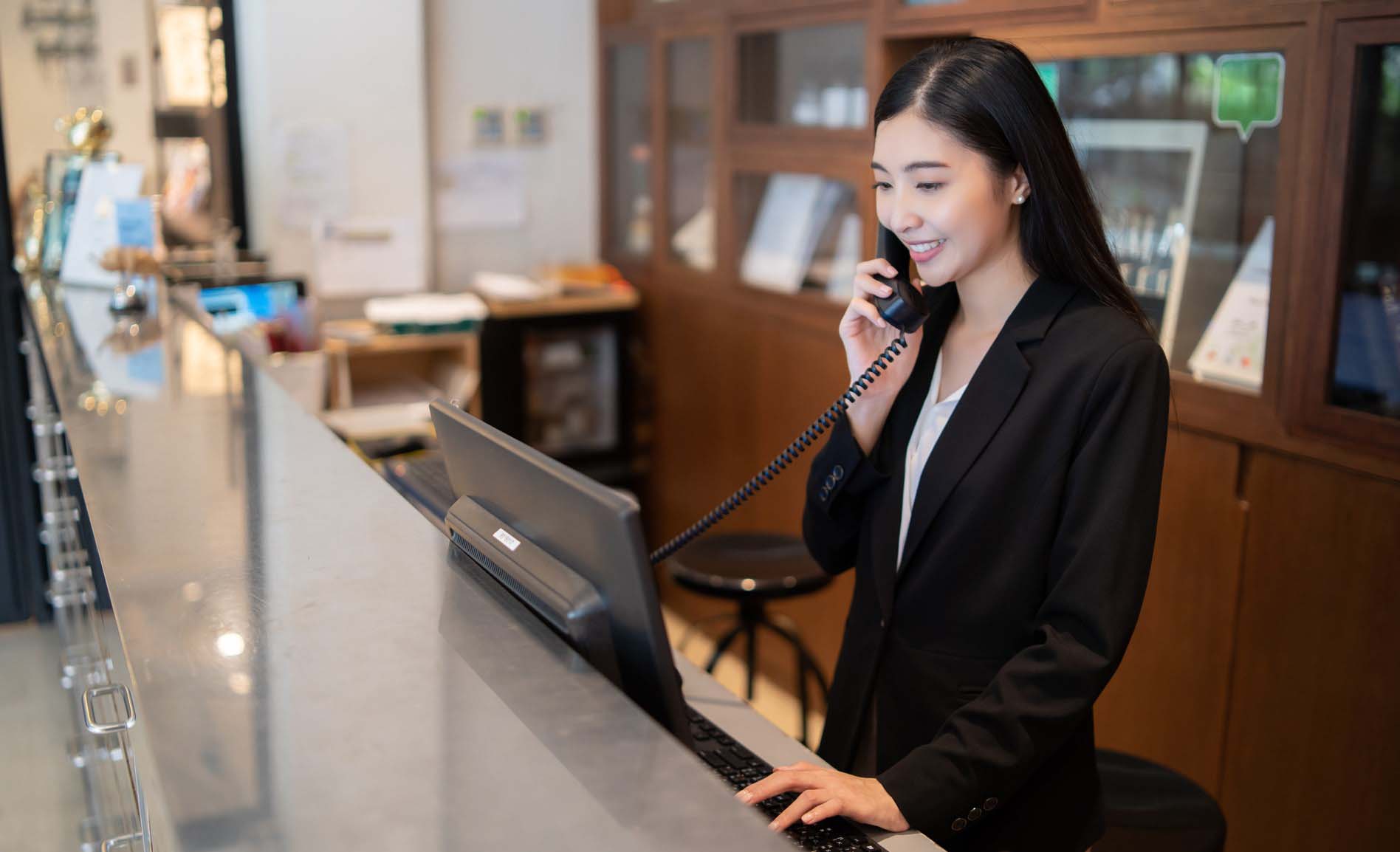 Lựa chọn áo vest để tăng sự thanh lịch, chỉn chu đồng phục lễ tân khách sạn