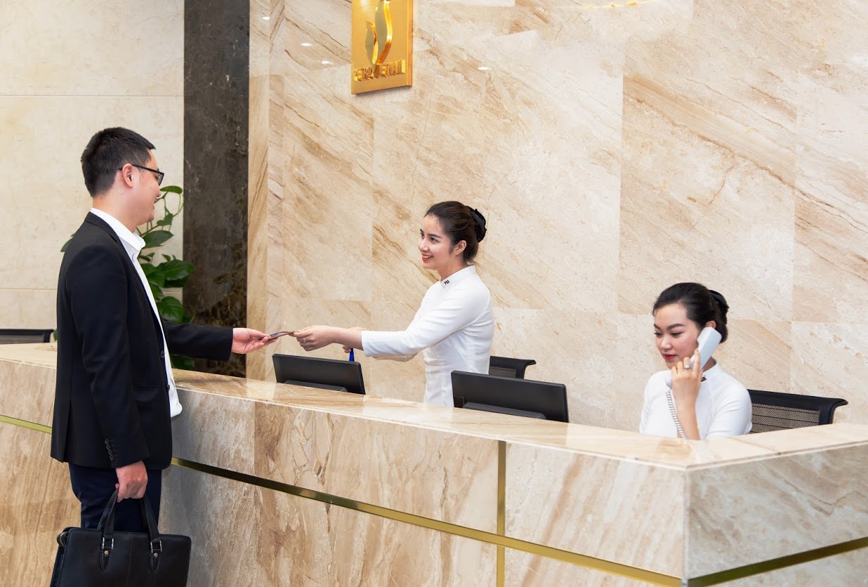 Cân nhắc đáp ứng các tiêu chí khi đặt may đồng phục lễ tân mẫu đồng phục lễ tân khách sạn