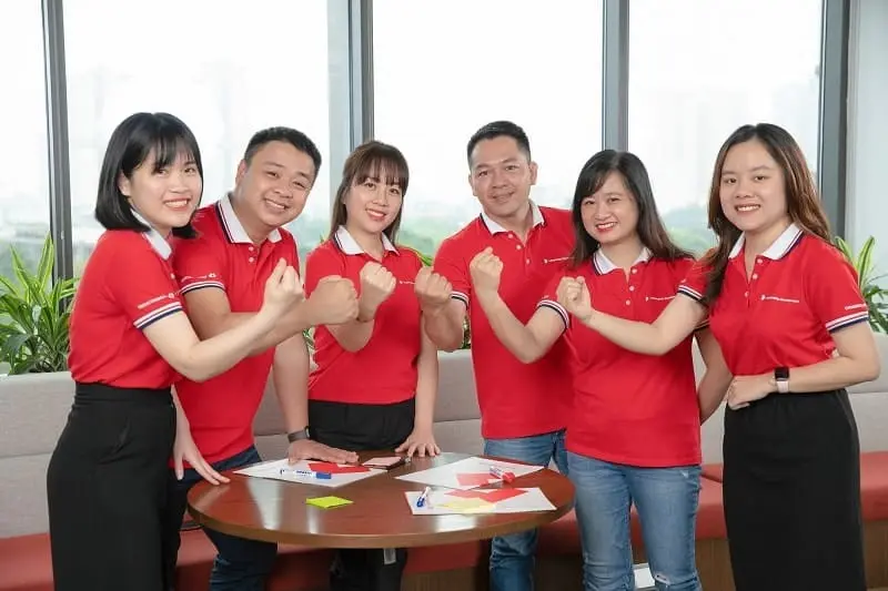 Thiết kế đơn giản, tinh tế nhưng vẫn nổi bật yếu tố nhận diện thương hiệu Techcombank Đồng phục ngân hàng Techcombank