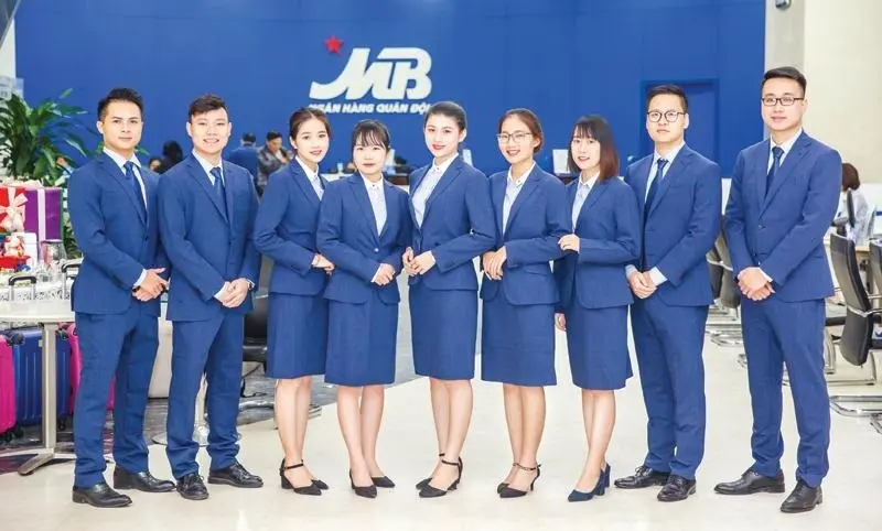 MB Bank chọn gam màu xanh navy sang trọng Đồng phục ngân hàng MB Bank