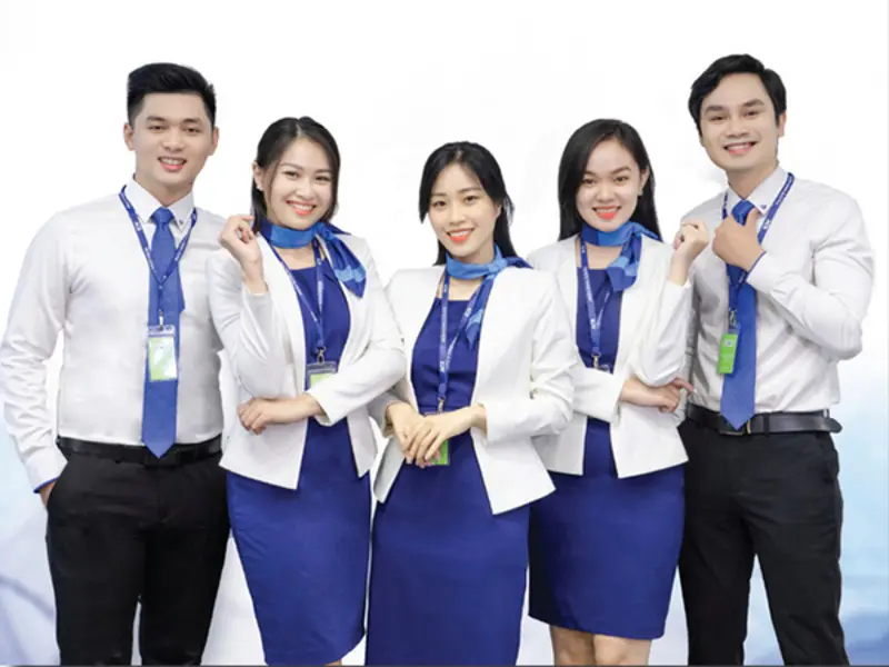 Đồng phục ACB ghi điểm với tông xanh dương đậm phối logo trắng in nổi Đồng phục ngân hàng ACB