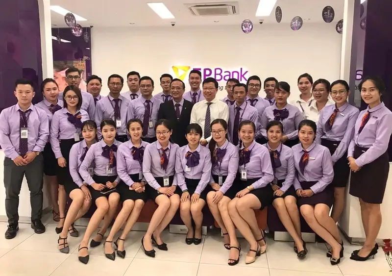 Đồng phục TP Bank mang màu tím than nổi bật Đồng phục ngân hàng TP Bank