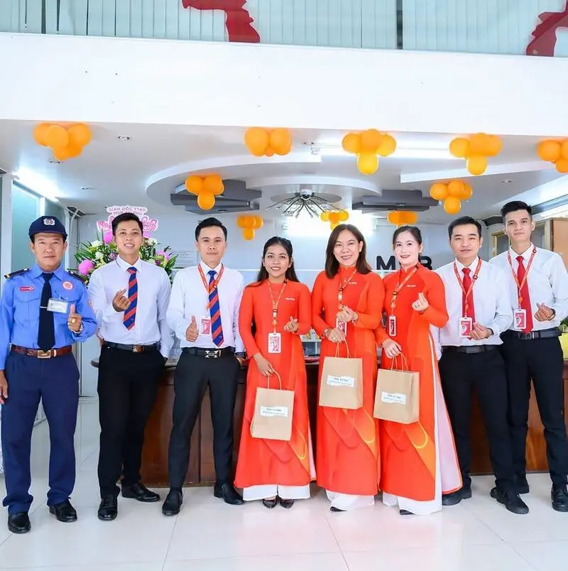 MSB nổi bật với đồng phục màu cam đậm phối đen Đồng phục ngân hàng MSB