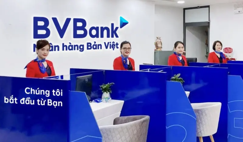Đồng phục ngân hàng Bản Việt có gam màu xanh dương đậm phối với màu trắng tinh tế Đồng phục ngân hàng Bản Việt