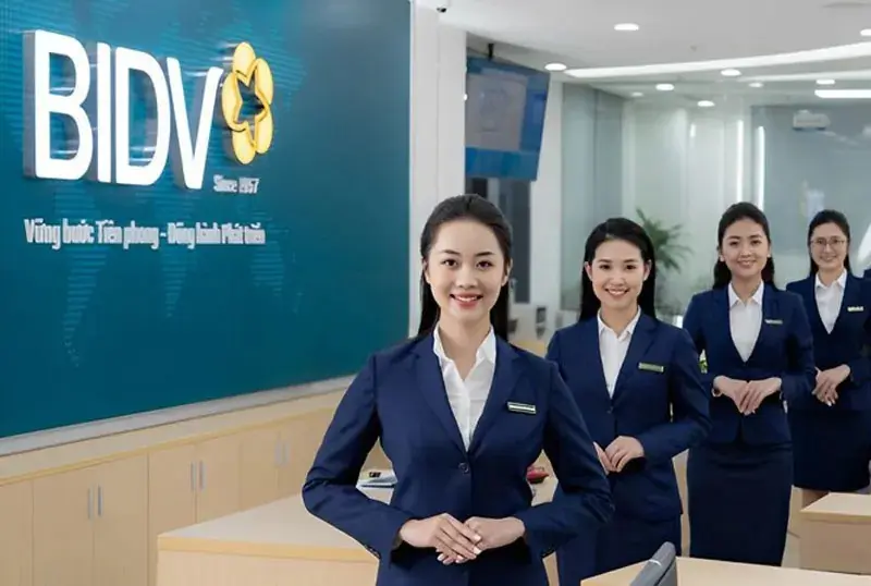 Đồng phục BIDV giữ phong cách truyền thống với gam xanh navy phối trắng Đồng phục ngân hàng BIDV