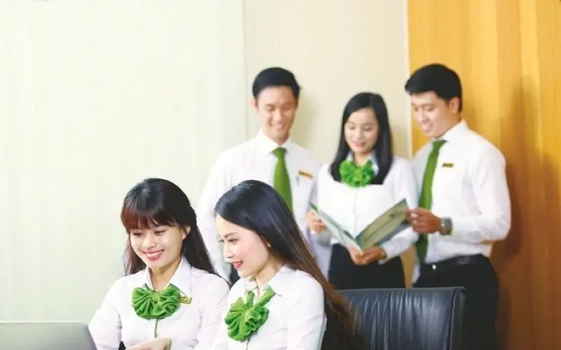 Mẫu đồng phục Vietcombank nổi bật với tone xanh lá đồng phục ngân hàng Vietcombank