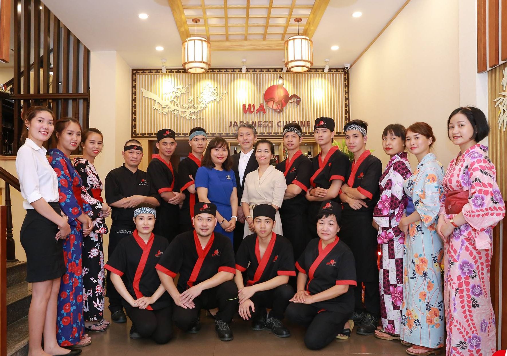 Những quán Á nên chọn mẫu đồng phục thể hiện bản sắc đồng phục phục vụ nhà hàng món Á