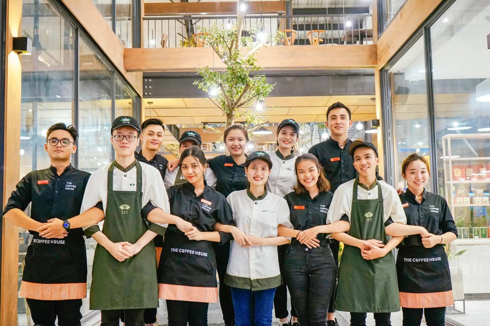 Phần tạp dề nên in logo để tạo ấn tượng doanh nghiệp Tạp dề phục vụ