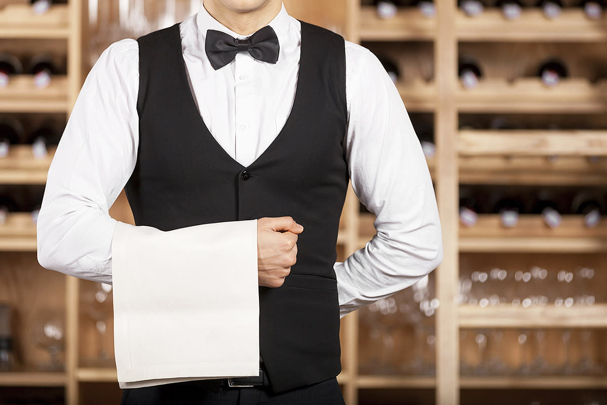 Cân nhắc các lưu ý trong quá trình đặt may đồng phục Chọn kiểu dáng, kích thước đồng phục phục vụ