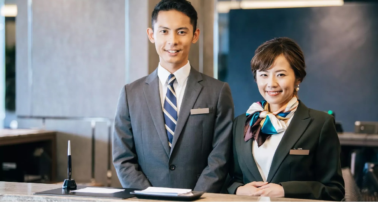 Lễ tân cần diện trang phục trang nhã, dịu dàng Đồng phục phục vụ cho lễ tân