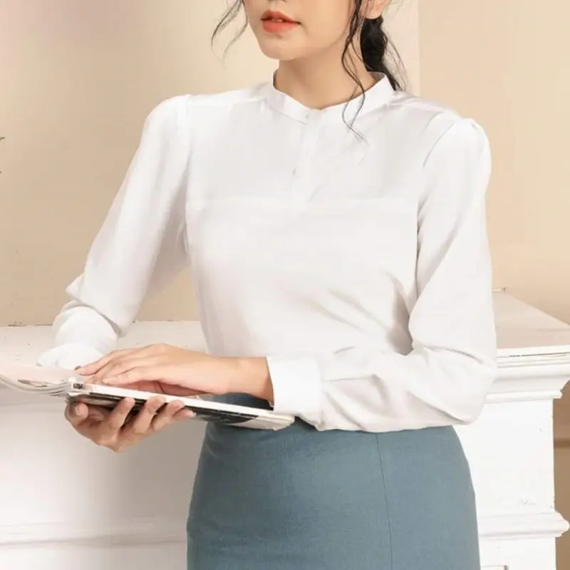 Cổ tròn là lựa chọn an toàn, tối giản và dễ phối đồ Đồng phục sơ mi nữ cổ tròn