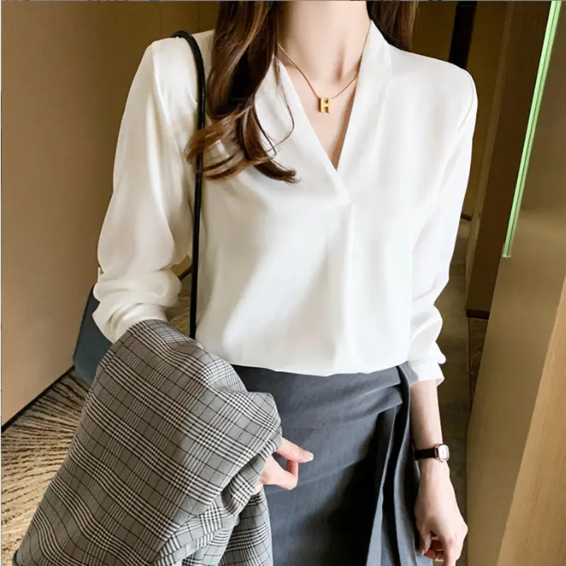 Cổ chữ V tạo hiệu ứng kéo dài cổ và thân trên, giúp vóc dáng người mặc trông cao và thanh thoát Đồng phục sơ mi nữ cổ chữ V