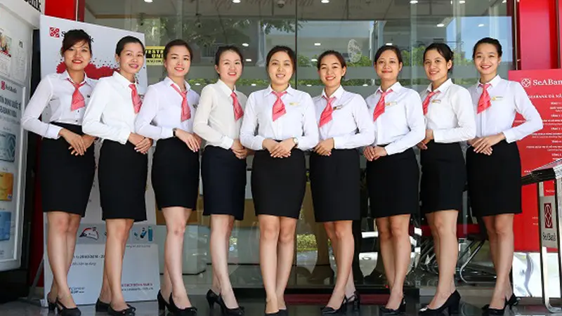 Với form dáng rộng rãi, áo sơ mi dáng suông mang lại sự thoải mái tối đa cho người mặc Đồng phục sơ mi nữ dáng ôm