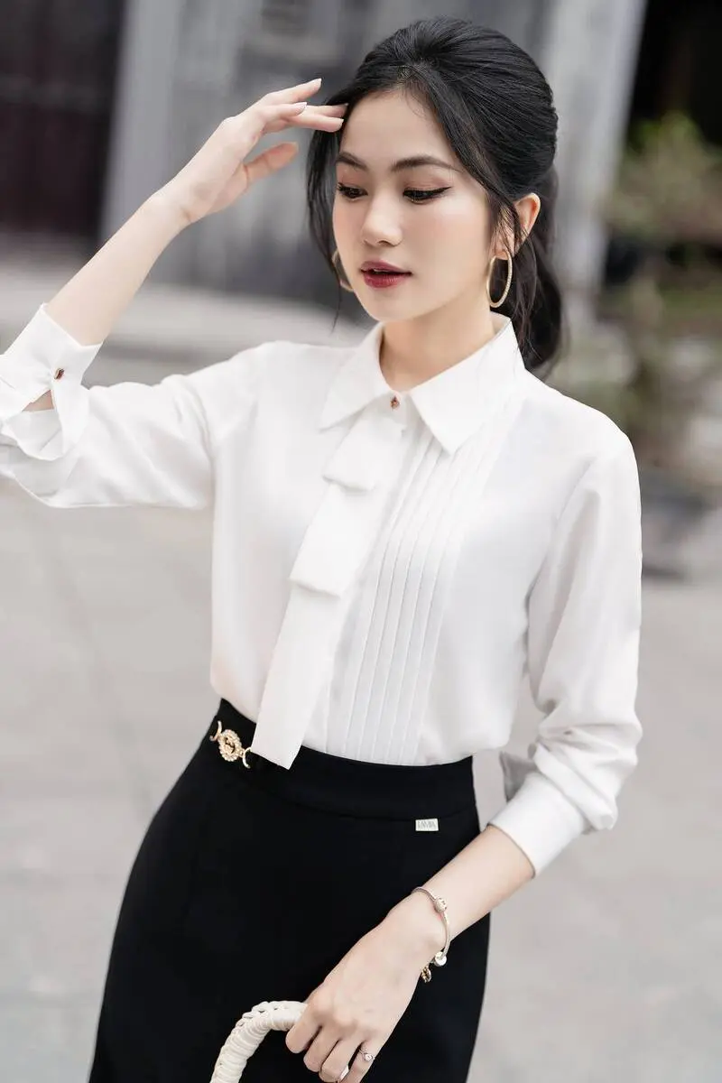 Sơ mi dáng blouse thiên về sự nhẹ nhàng, bay bổng Đồng phục sơ mi nữ dáng blouse