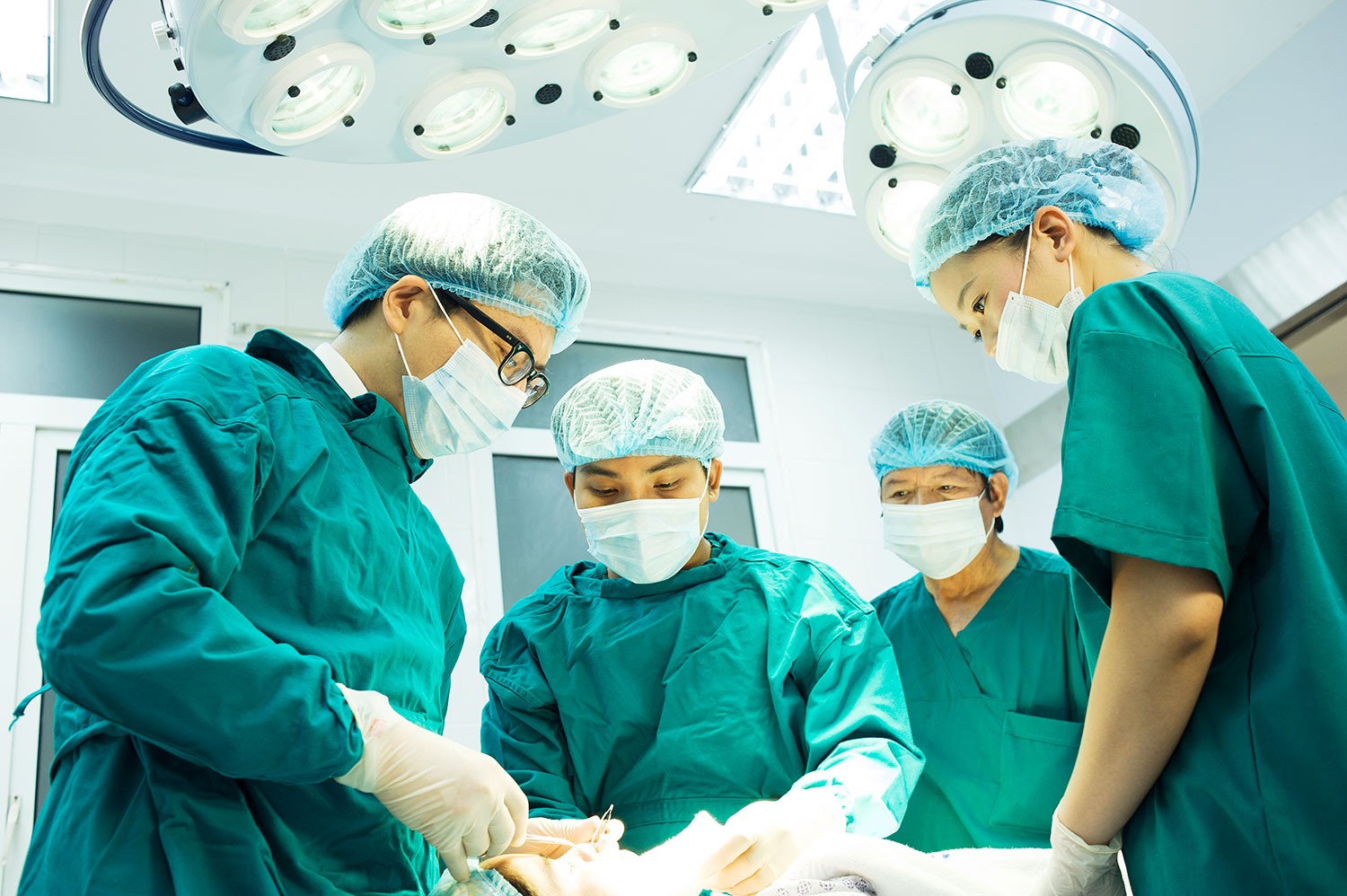 Bác sĩ phẫu thuật thường mặc đồng phục màu xanh lá Đồng phục Y Tế cho phòng phẫu thuật
