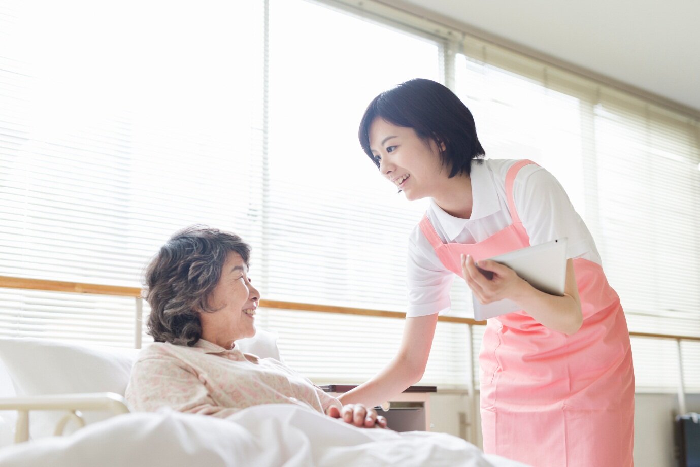 Màu sắc trang phục hộ lý thường nhẹ nhàng, gây được thiện cảm Đồng phục cho hộ lý