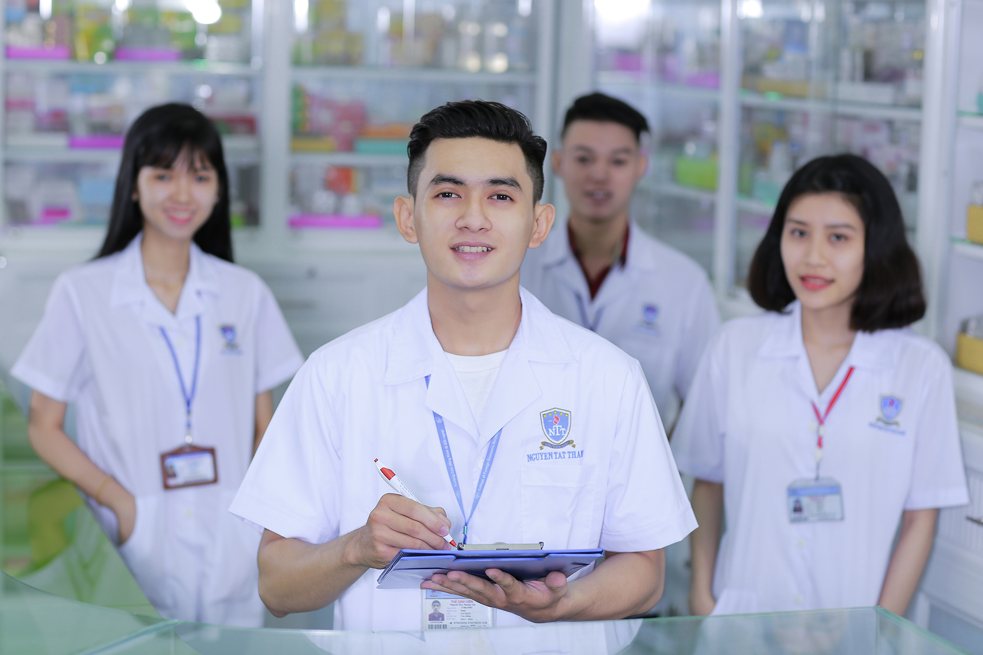 Đồng phục dược sĩ bố trí thêm túi áo để đựng vật dụng Đồng phục Y tế cho dược sĩ