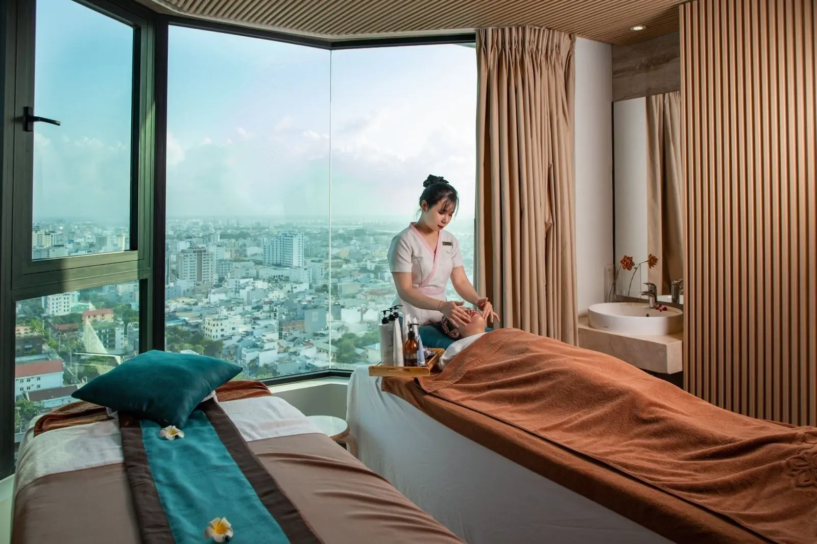 Gợi ý mẫu đồng phục đẹp, tinh tế dành cho nhân viên spa khách sạn Gợi ý mẫu đồng phục đẹp, tinh tế dành cho nhân viên spa khách sạn